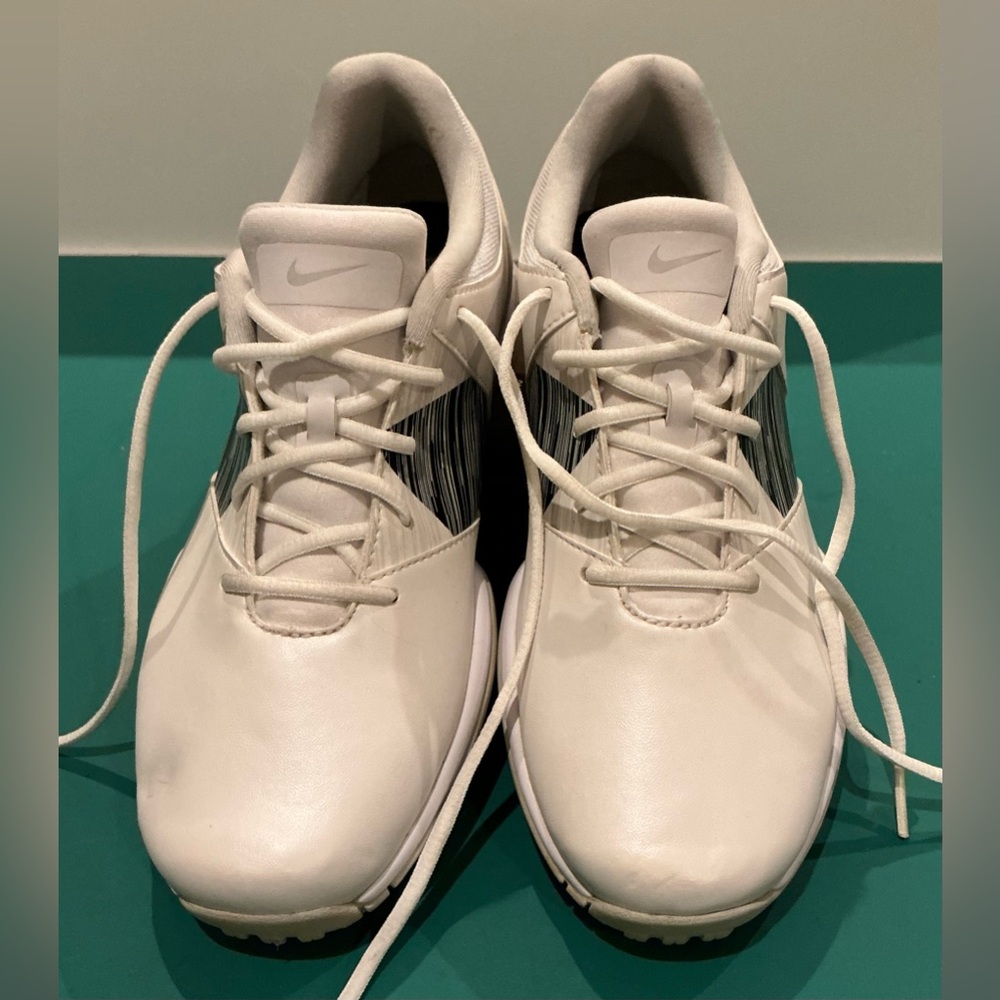 Absolutely Like New Women’s Nike White Delight V Golf Shoes Size 6